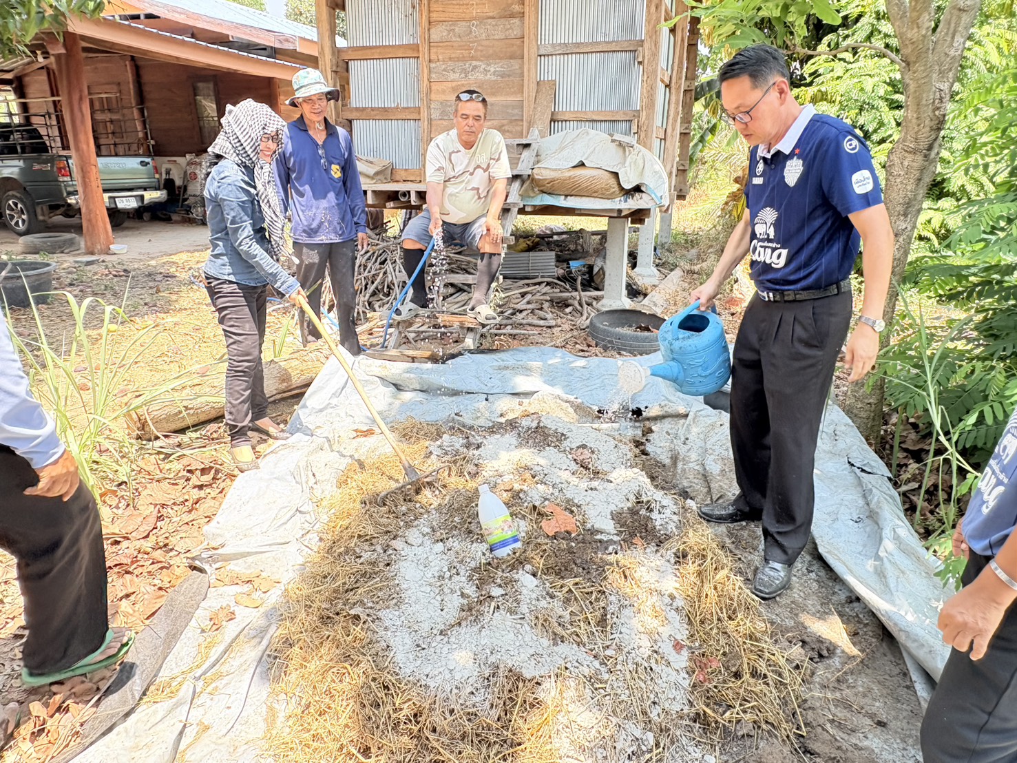 title - วันศุกร์ที่ 10 เมษายน 2569 เวลา 13.00 น. นายประเสริฐ กาญจนเกียรติกุล ปฏิรูปที่ดินจังหวัดบุรีรัมย์ พร้อมเจ้าหน้าที่ ส.ป.ก.บุรีรัมย์ เพื่อส่งเสริมเกษตรกรในพื้นที่เขตปฏิรูปที่ดินตำบลละเวี้ย อำเภอประโคนชัย จังหวัดบุรีรัมย์ ทำปุ๋ยอินทรีย์ สู้วิกฤติปุ๋ยแพง เพื่อเป็นการลดต้นทุนในการผลิตสินค้าเกษตร